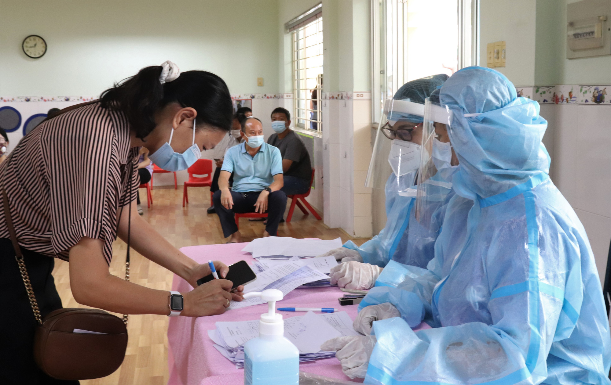 Ho Chi Minh City begins collecting 500,000 COVID-19 test samples per day in five hardest-hit districts