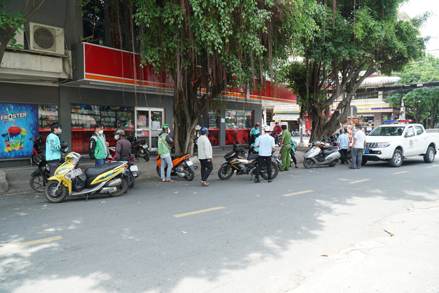 Delivery workers warned for gathering in public in Ho Chi Minh City