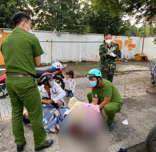 Police officers help pregnant woman give birth along Ho Chi Minh City roadside